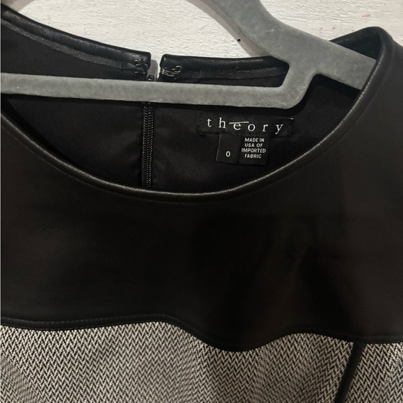 Theory Modern Seamed Shell
Leather Detailing Black and Gray in size 0 - Picture 10 of 14